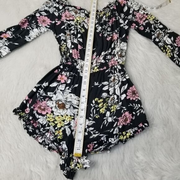 Auguste (Revolve) Gypsy Off-The-Shoulder Long Sleeve Floral Romper 4 - Picture 7 of 11